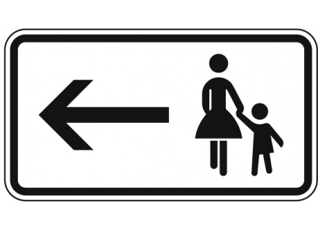 Piesi korzystają z chodnika naprzeciwko