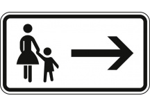 Piesi korzystają z chodnika naprzeciwko