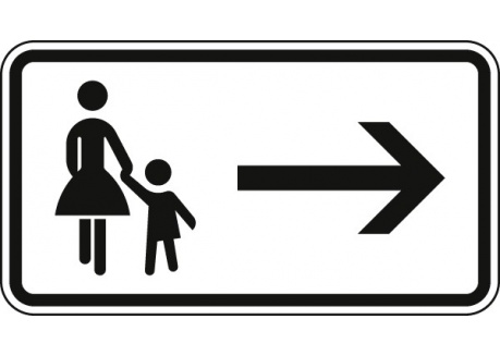 Piesi korzystają z chodnika naprzeciwko