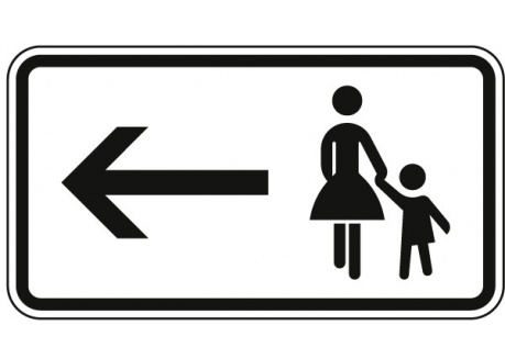 Piesi korzystają z chodnika naprzeciwko